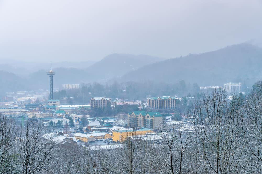 https://www.blackbeargatlinburg.com/wp-content/uploads/2021/12/snowy-gatlinburg.jpg